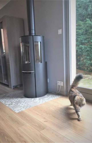 Rénovation complète d'une maison Ouest Lyonnais : poele à bois avec "tapis carrelé" au sol