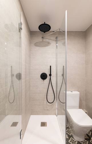 Douche sur receveur surélevé robinetterie ciel de pluie métal laqué noir à Boissy-L'Aillerie (95)