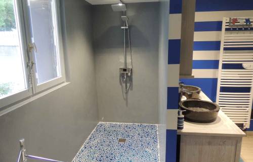 Douche à l'italienne en béton ciré à Jonzac