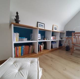 Création et pose de la bibliothèque sur mesure avec ses plateaux en Chêne et panneau peints à la demande des clients