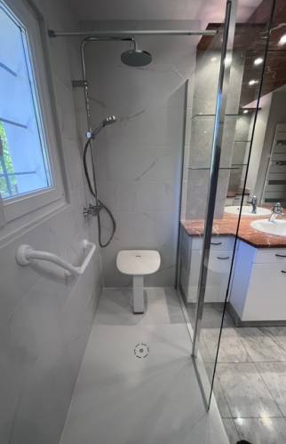 Salle de bain PMR rénovée à Lège-Cap-Ferret (33950)