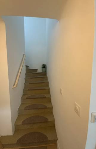 Ponçage et vitrification escalier menant à l'étage dans pavillon de Poincy (77)