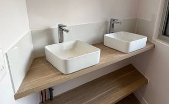 Meuble avec  vasques posées sur plan dans une salle de bain rénovée - Nantes 44