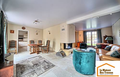 Rénovation d'un salon salle à manger avec nouvelle cheminée et pose de dalle vinyle LVT sur tomettes à Crozon (29160)