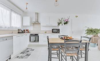 Espace repas de la cuisine ouverte donnant sur salon pavilllon rénové - Crécy-la-Chapelle (77580)