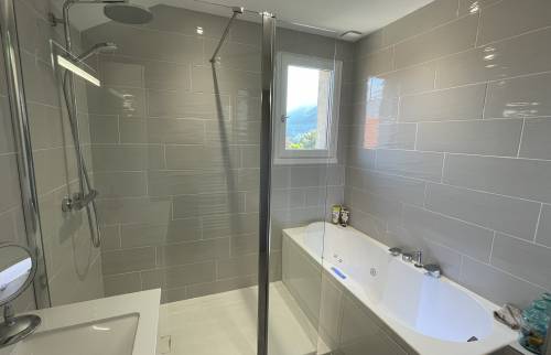 la nouvelle douche et la nouvelle baignoire