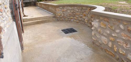Aménagement de terrasse avec mur de soutènement en pierres apparentes - Moissy-Cramayel 77550