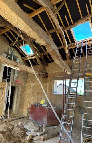 Pose des nouvelles huisseries dans la grange avec reprise de charpente et restructuration complète