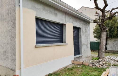 Rénovation de façade avec résine projetée 2 tons et pose de volets roulants motorisés - Magny-en-Vexin (95)