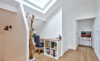 Aménagement d'un coin bureau sur le palier sous les combles - Houdan