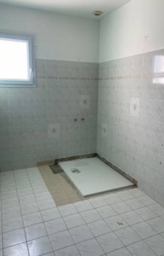 création de la douche : pose du nouveau receveur