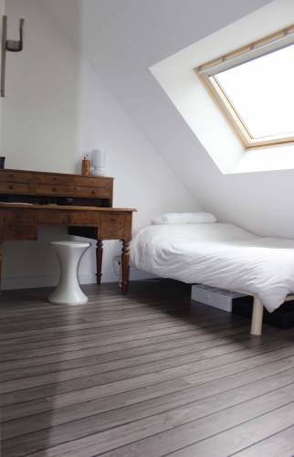 Chambre avec fenêtre de toit et bureau ancien