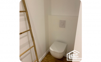 Toilette dans une salle de bain 