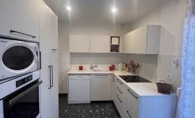 carrelage aspect terrazzo et granit noir et éléments blancs