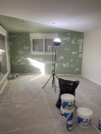 Rénovation de résidence secondaire avec travaux de peinture en cours - Montélier 26120