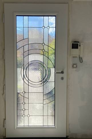 Rénovation d'une porte d'entrée, dans un style Art Déco, maison située à Ecully (69130) : originalité du design et grande luminosité