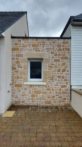 Parement en pierres reconstituées  et joints à la chaux