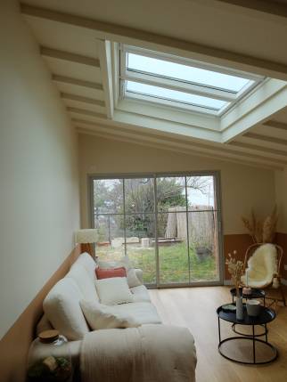 Le salon fini, vue du plafond qui intégre la verrière 3 en 1 - Limonest