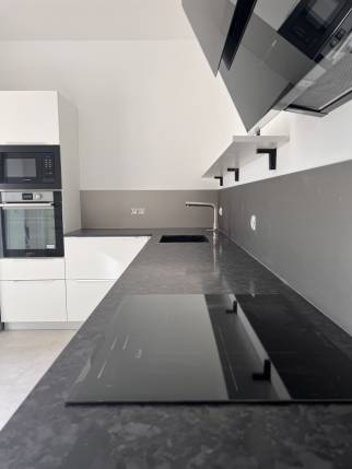 Travaux de rénovation de cuisine avec espace de cuisson moderne - Nantes 44