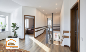 Pose d’un parquet sur l’ensemble de l’étage d’une maison à Aix-en-Provence. Une rénovation intérieure qui harmonise les volumes, améliore la circulation et modernise les espaces de vie.