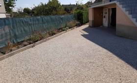 Aire de stationnement en graviers compactés