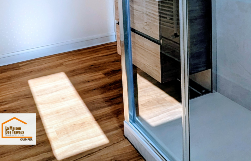 Pose de sol PVC au Guilvinec : revêtement imitation bois, résistant et esthétique pour un confort durable au quotidien.