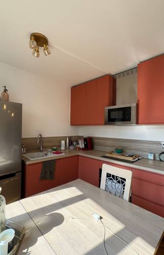 Cuisine moderne terracotta et bois avec électroménager encastré Paris 17