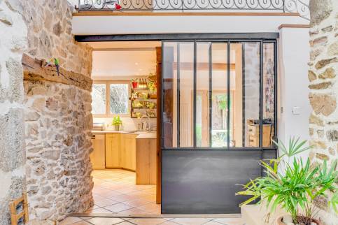 Réalisation d’une porte intérieure coulissante en métal sur mesure dans un esprit verrière d’atelier, maison de l’ouest lyonnais