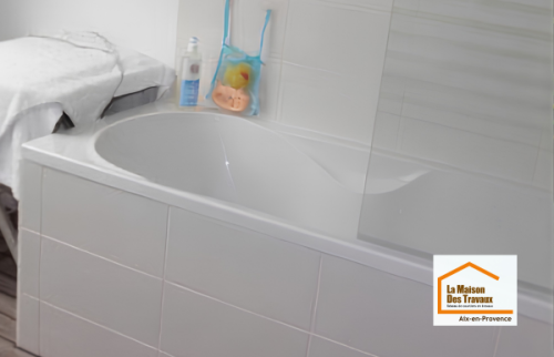 Sèche-serviettes moderne et meuble vasque intégrés dans une salle de bain entièrement rénovée près d’Aix-en-Provence, alliant confort, fonctionnalité et design contemporain.