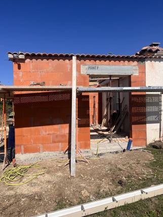  Travaux de maçonnerie en cours pour construire une extension en briques monomur - Ourches 26120