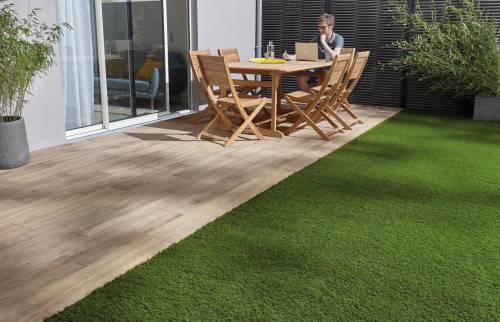 vue du gazon synthétique devant la terrasse - Eragny - 95610)