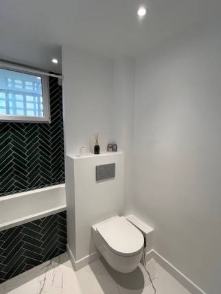 WC suspendus dans une salle de bain rénovée - Nantes 44