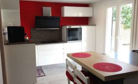 Cuisine changée, couleur blanc laqué, plan de travail granit à Sierentz