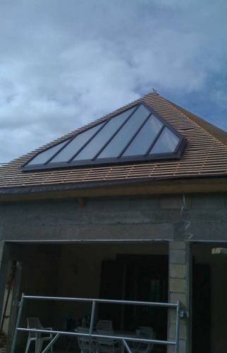 fenêtre de toit en pentagone avec plusieurs vitres