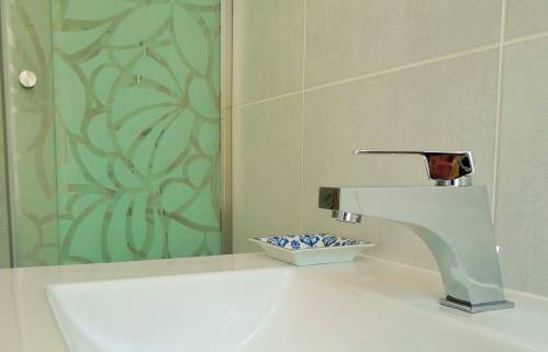 Rénovation d'une salle de bains d'invités  (Lyon Vaise) : Douche Grand Format et Meuble Vasque à tiroir blanc laqués