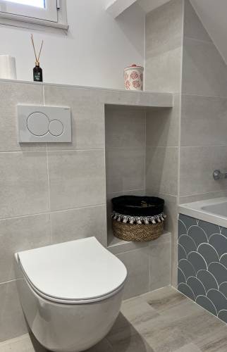 Faience écaille sur le tablier de baignoire