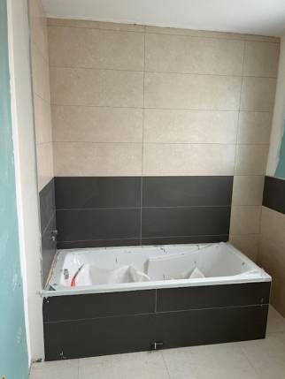 Nouvelle salle de bain avec travaux de remplacement de baignoire en cours - Nantes 44