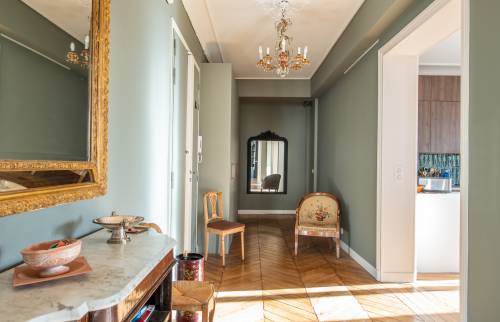 Console en marbre et décorations raffinées dans un couloir rénové à Saint-Cloud.