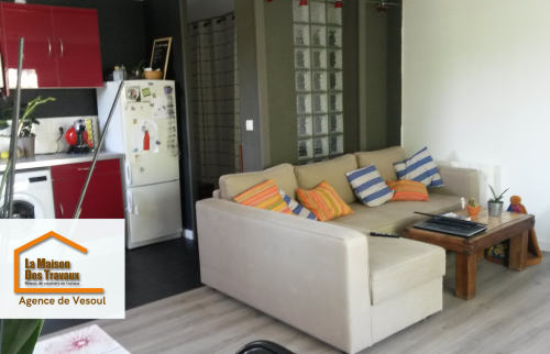 	🛋️ Salon chaleureux et optimisé, rénové avec soin pour offrir confort et convivialité dans un petit appartement.