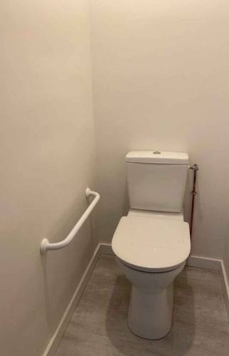Surélévation de toilette et barre de maintien - Rosporden (29140)