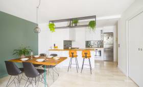 Cuisine blanche et verte : réagencement et rénovation dans un appartement lyonnais, quartier Tête d’Or