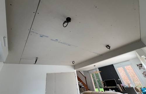 Implantation de spots intégrés au faux plafond 