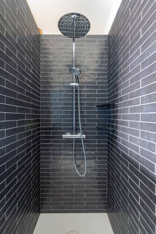 Espace douche : receveur 200 x 90 et faiences murales type zellige