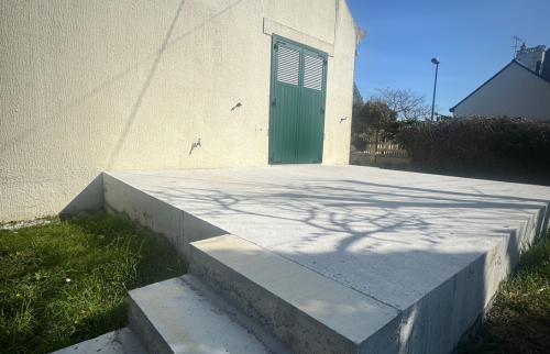 Terrasse en béton et ses marches d'accès