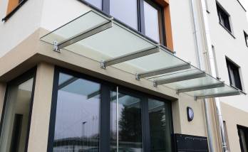 Ravalement de façade avec pose finale d'une auvent sur mesure devant hall immeuble à Douarnenez (29100)