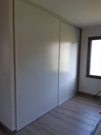 Aménagement d'un grand dressing sur mesure avec portes coulissantes - Châtillon-la-Palud 01320