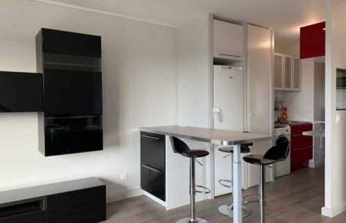 Salon après travaux avec création d'un bar / Mange debout + rangement