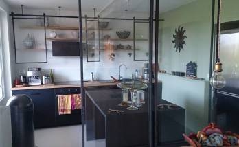 Rénovation cuisine ouverte avec verrière mi hauteur plan de travail teck pour rénovation appartement - La Ciotat (13600) 