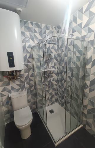 pose d'une salle de bain rénovation maison