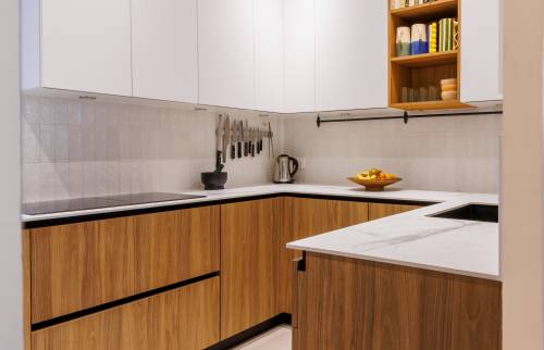 Meubles bas en bois et meubles hauts blancs - Yvelines